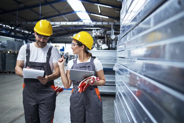 Anlagenprüfung in der Produktionshalle