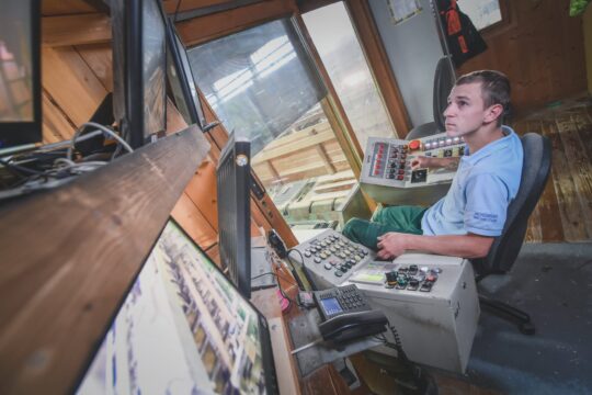 Kranbedienung im Sägewerk Weißenstadt