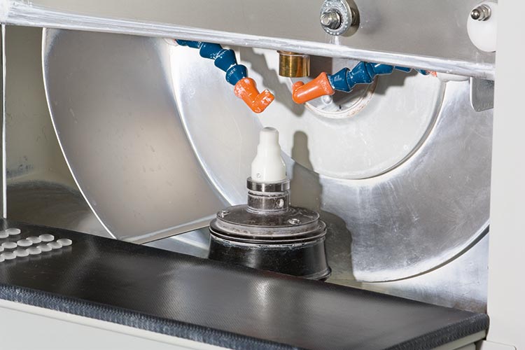 Polishing of small biconvex lenses