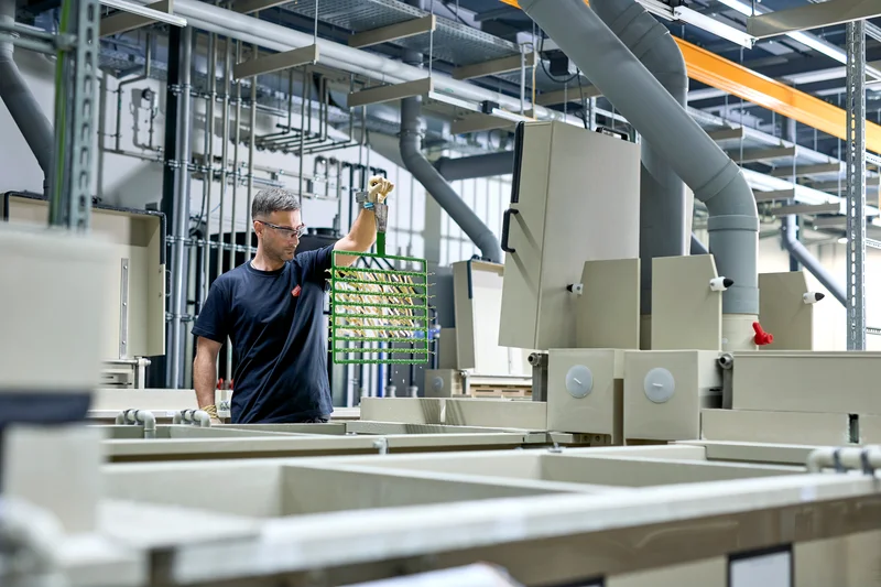 Gestellgalvanik in der Produktion