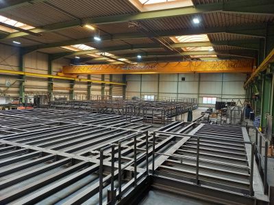 Wartungsbühnen (500 t, inkl. 1.500 m Industriegeländer und 1.700 m² Tränenblechbelag)