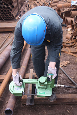 Kaltschneiden mit Druckluft-Bandsäge im Hochgas-Bergbau