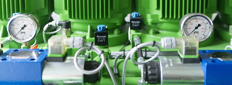 Hydrauliksteuerung mit Elektromotoren und Manometern