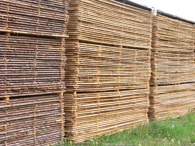 Holzstapel im Werk