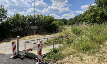 Abgedeckter Kompaktschacht im Feld