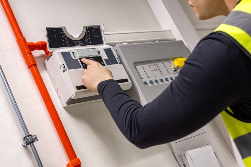 Techniker prüft Brandmeldeanlage