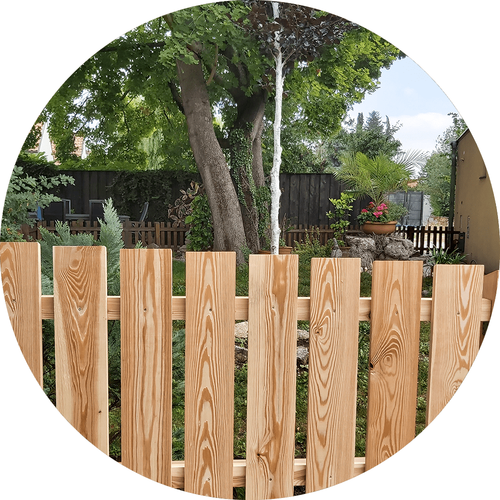 Sortiment Holz im Garten