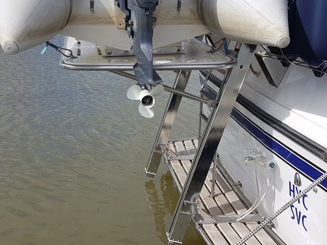Hubvorrichtung für Beiboot und Badeplattform
