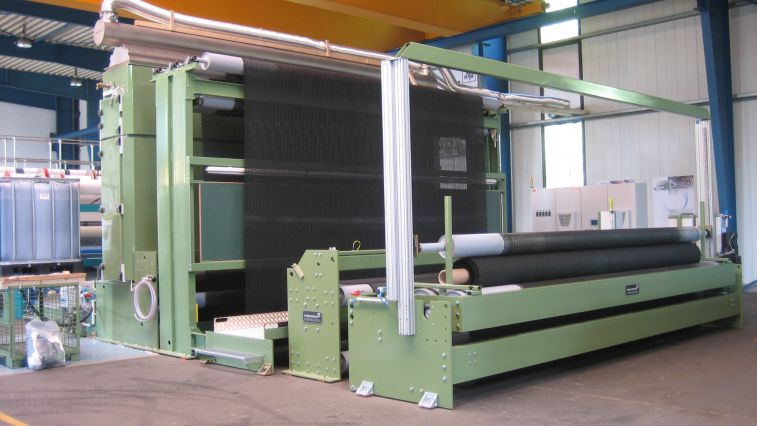 Beschichtungsanlage hinter Raschelmaschine
