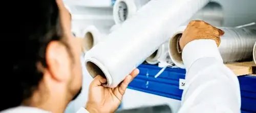Prüfung von Stretchfolien im Verpackungsmaterial-Lager