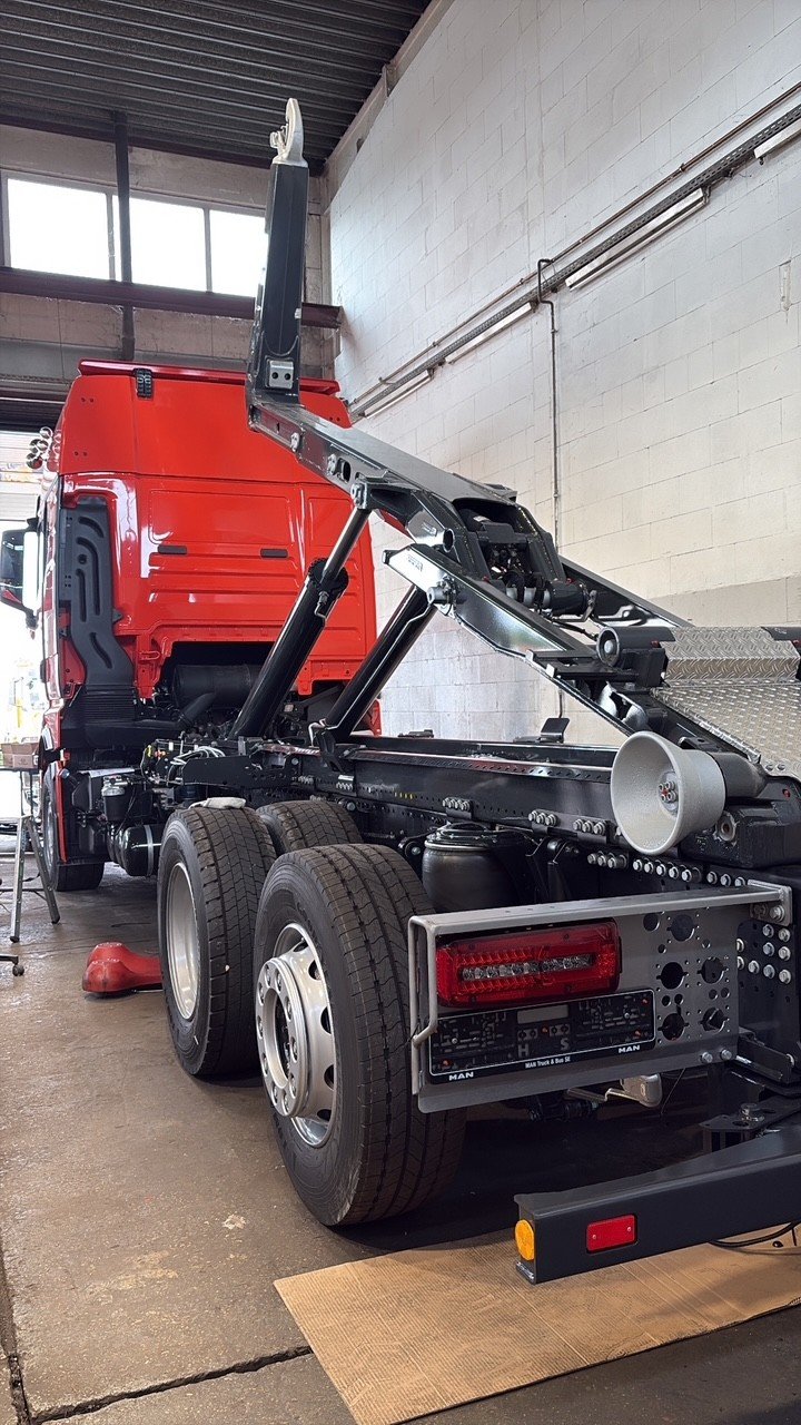 LKW im Ausbau in der Werkstatt