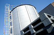 Paletten und Granulatsilo