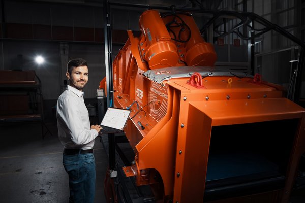 i-STEP Operator an einer Siebmaschine