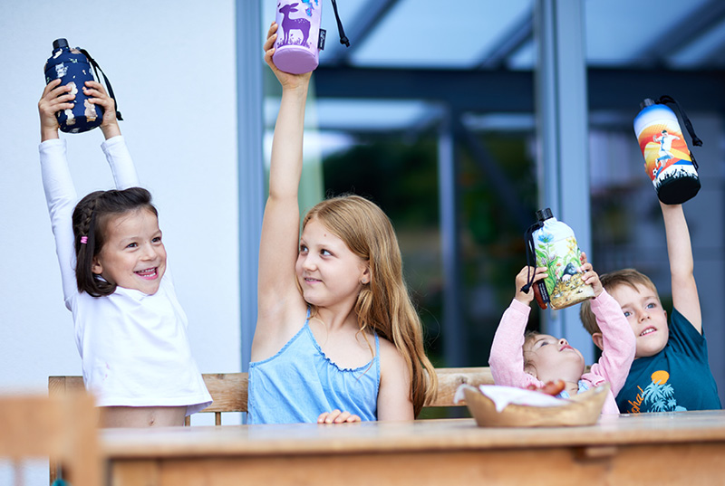 Schulkinder mit Emil Trinkflaschen