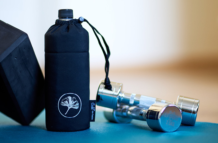 Glastrinkflasche mit Ginkgo-Motiv