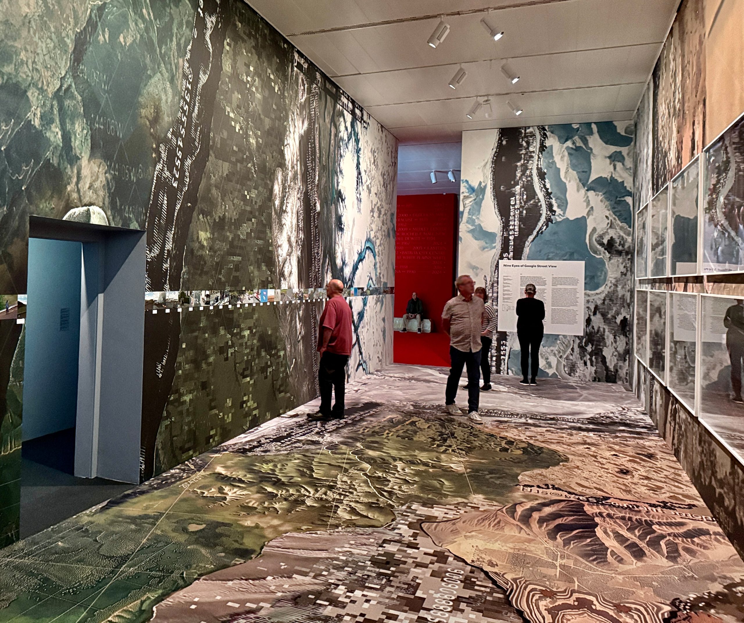 Raumgreifende Installation (Jon Rafman, K21)