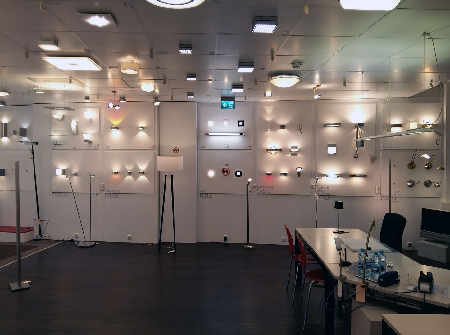 Wandleuchten der früheren Ausstellung