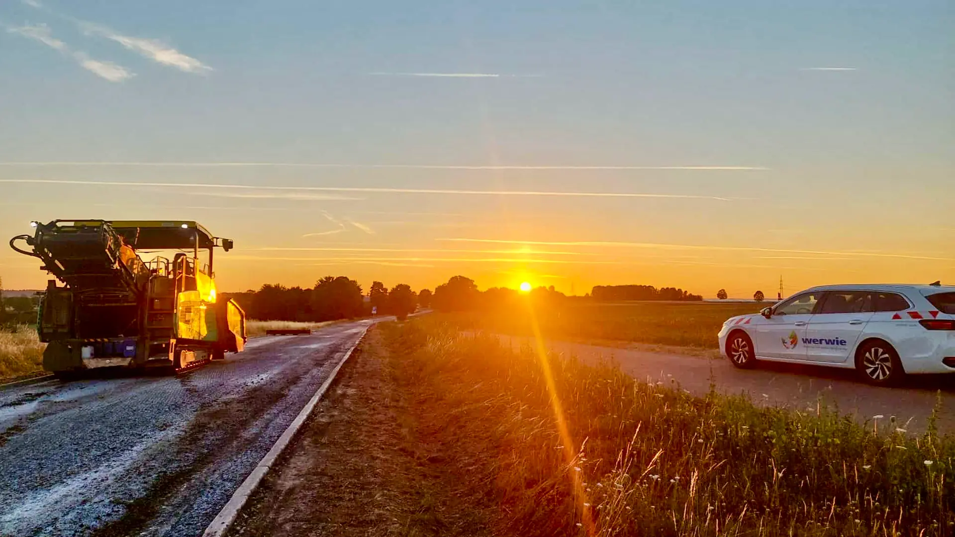 Baumaschine bei Straßenbauarbeiten – Einsatzgebiet des Mietparks