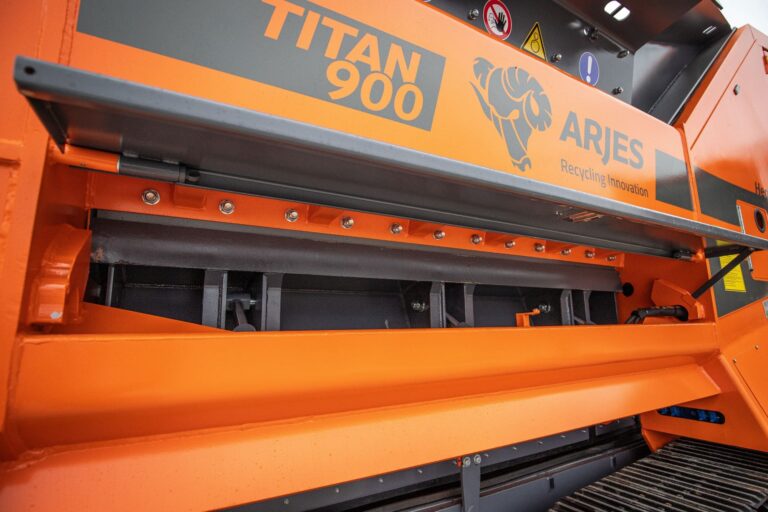 Hydraulisch verstellbare Gegenrechen am TITAN 900 zur Einstellung der