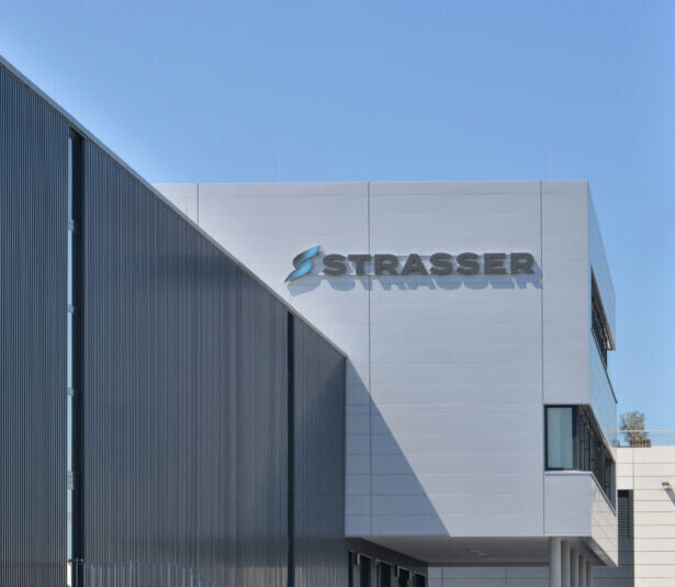 Strasser Nürtingen: Glattblech-Vorhangfassade