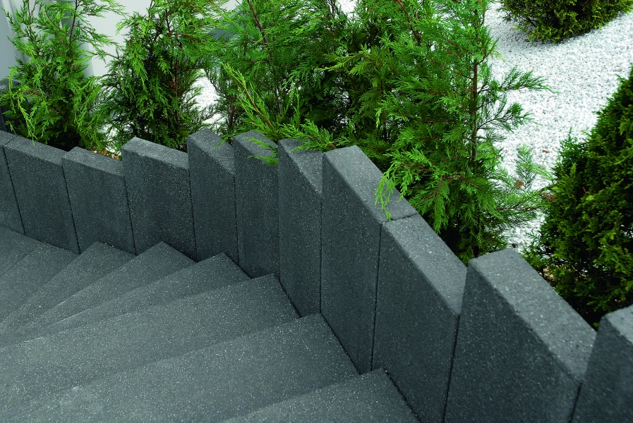 Alessio Stele in Basalt-Optik