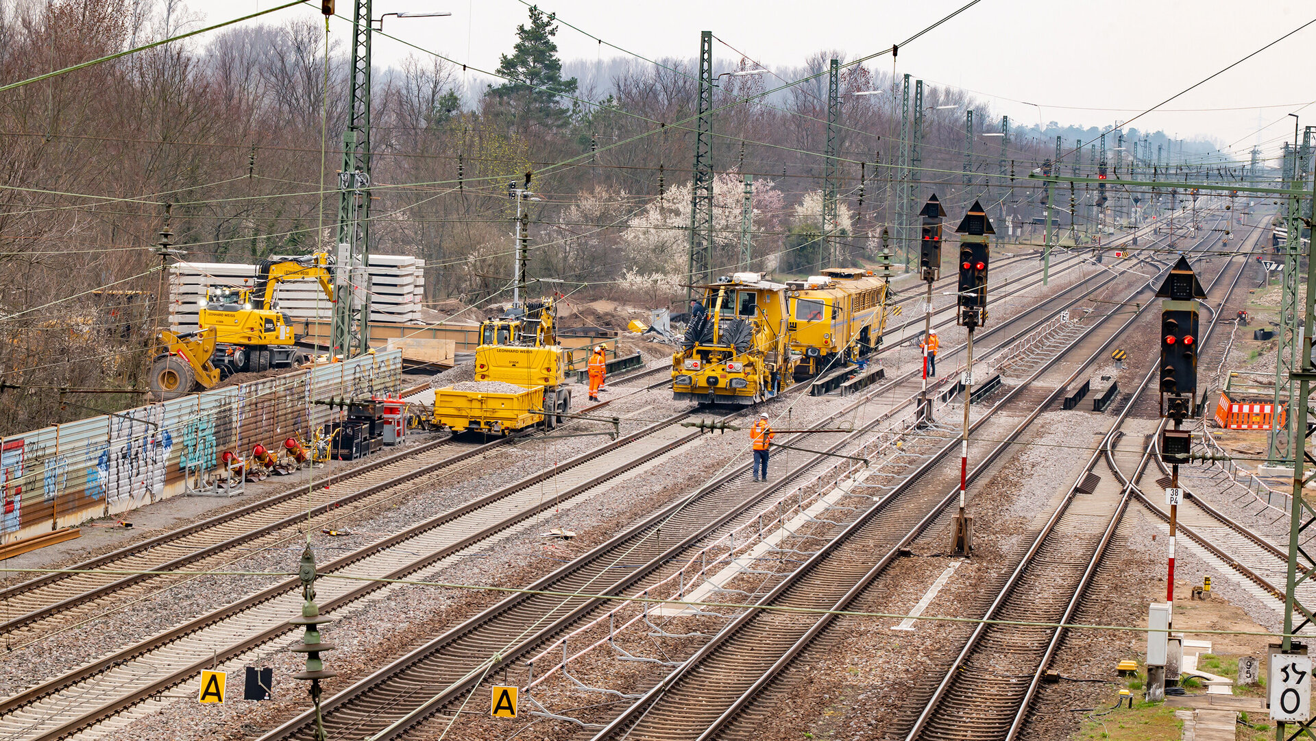 Gleisbaustelle mit modernem Maschinenpark