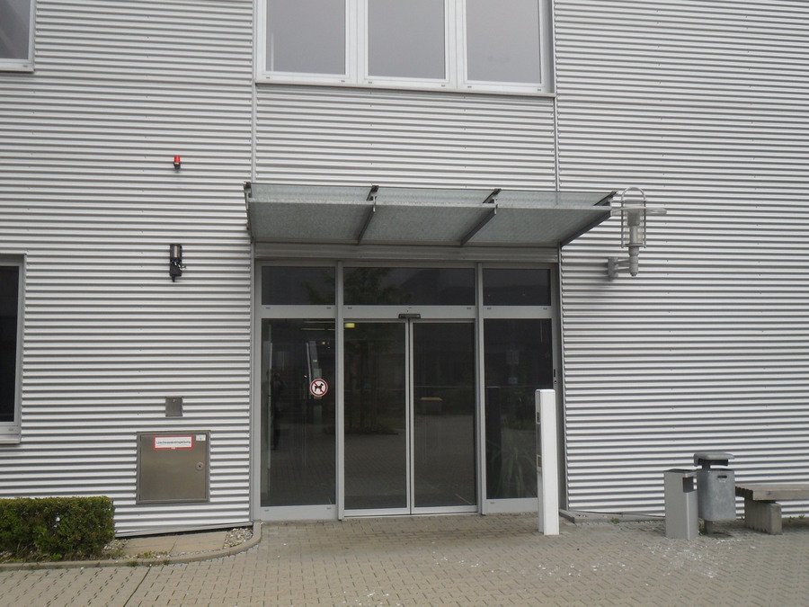 Fassade des Firmengebäudes, Eingangsbereich