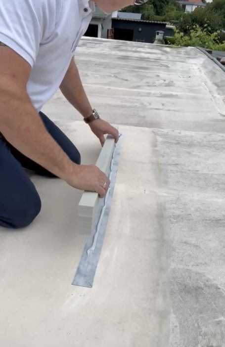 Gewerbedach mit geneigter Leichtmodul-Installation