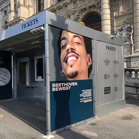 Ticketstand mit Beethoven-Plakat – Außenwerbung Wien