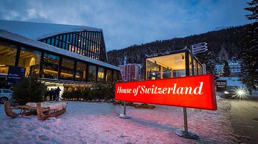 House of Switzerland – Außenwerbung im Schnee
