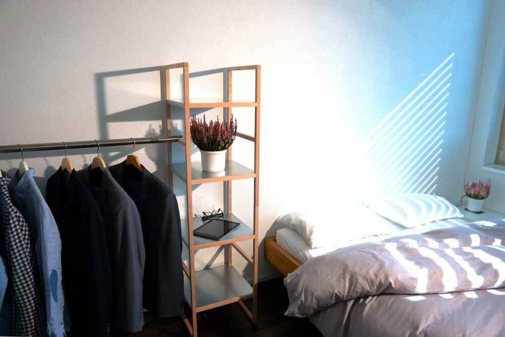 Modulmöbel mit Kleiderstange im Schlafzimmer