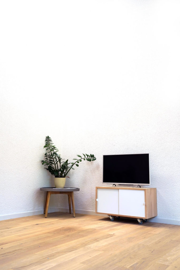 Fernsehmöbel auf Rollen