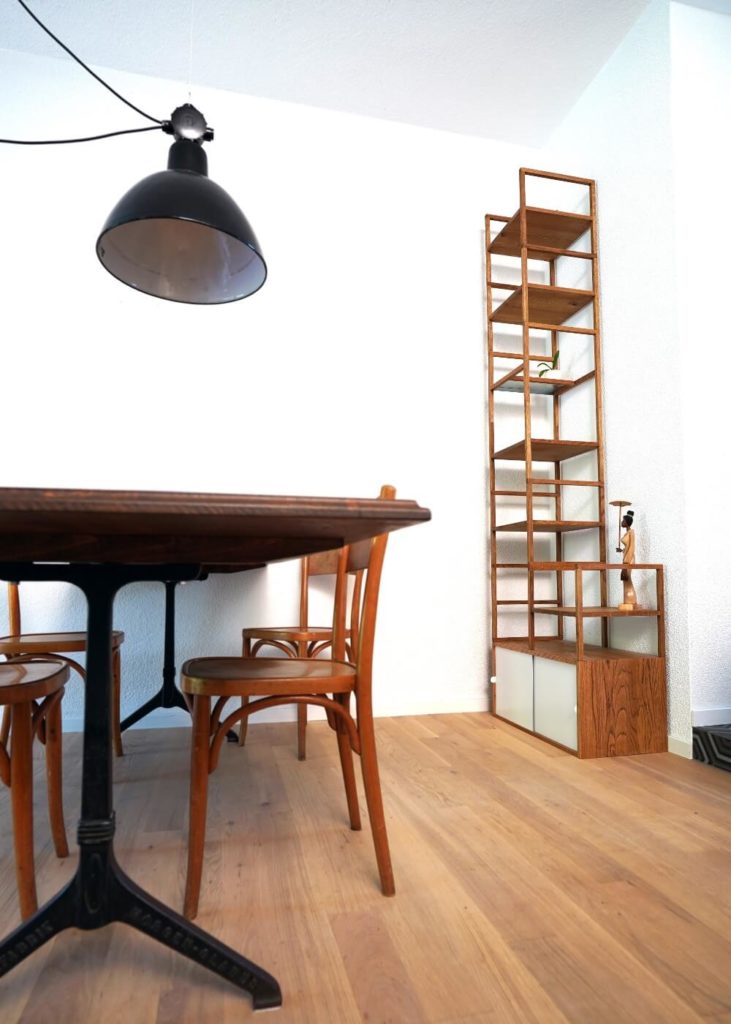 Massivholzregal für das Esszimmer