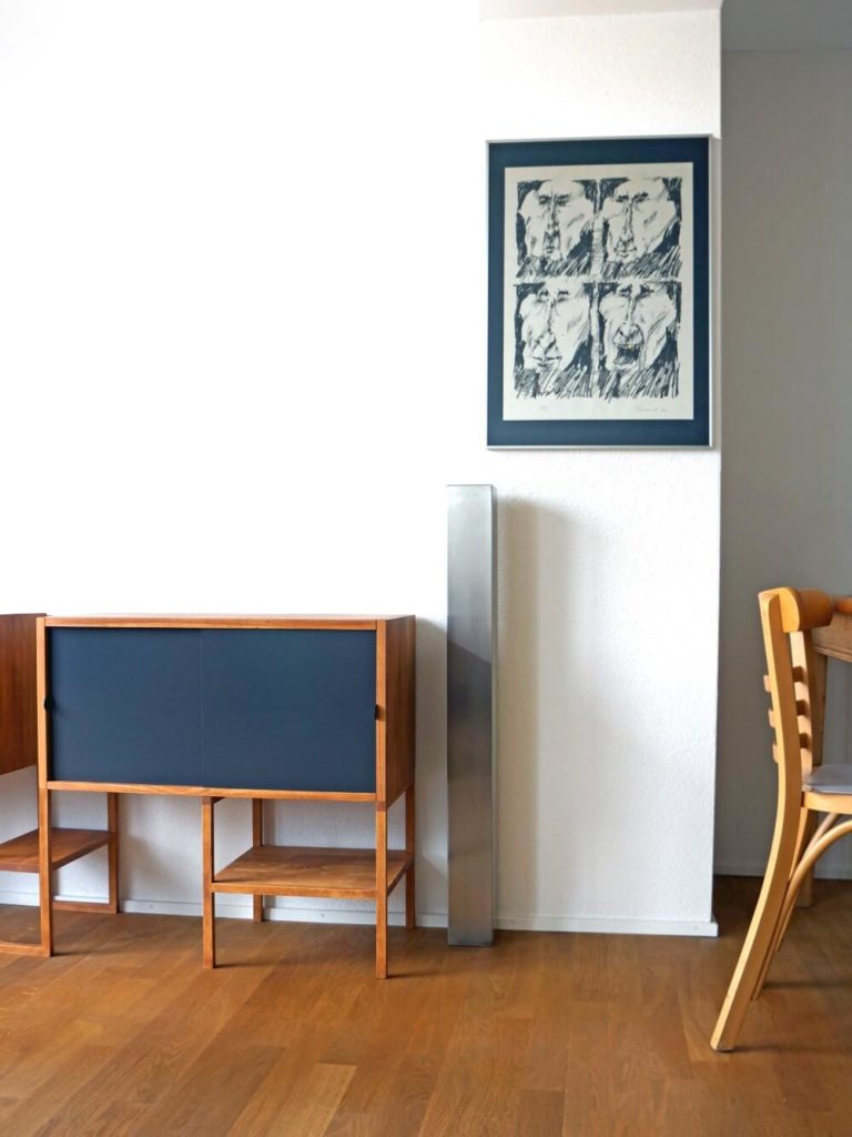 Sideboard mit schwarzen Schiebetüren