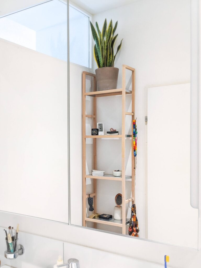 Holzregal für das Badezimmer