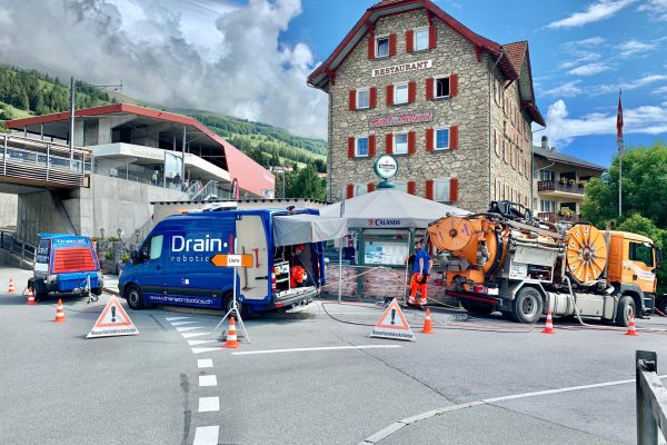 Kanalroboter und mobile Anlage im Einsatz
