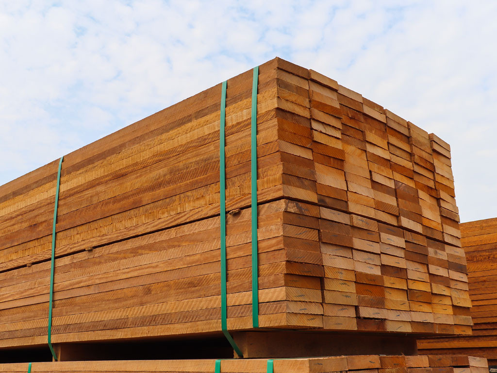 Holz und Werkstoffe auf Lager