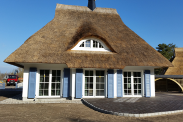Reetdachhäuser am Bodstedter Bodden