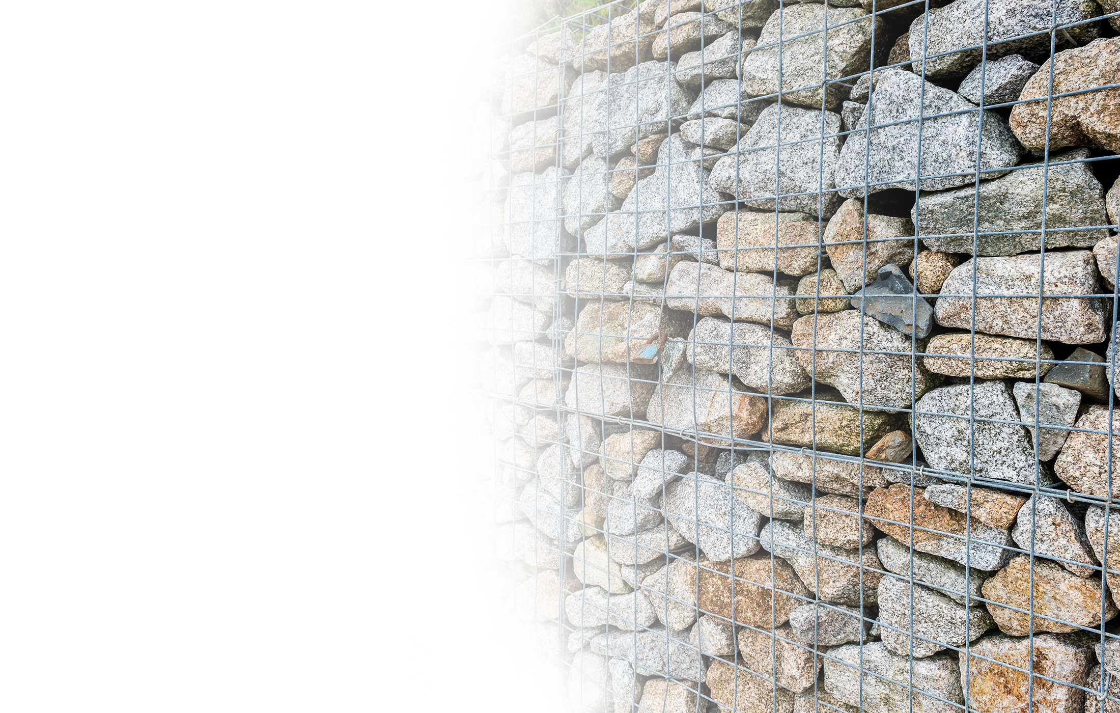 Steinmauer in Gitterwand befestigt