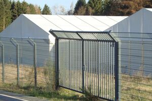 Doppelstabmattenzaun abgewinkelt