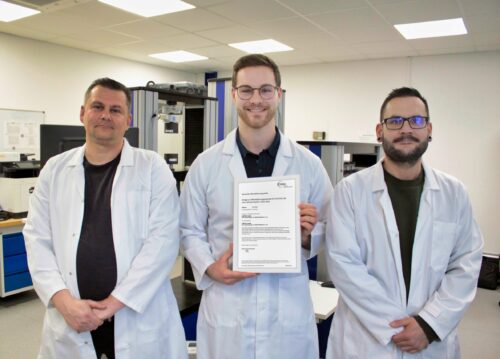 Team des DAkkS-akkreditierten Kalibrierlabors mit Akkreditierungsurkunde
