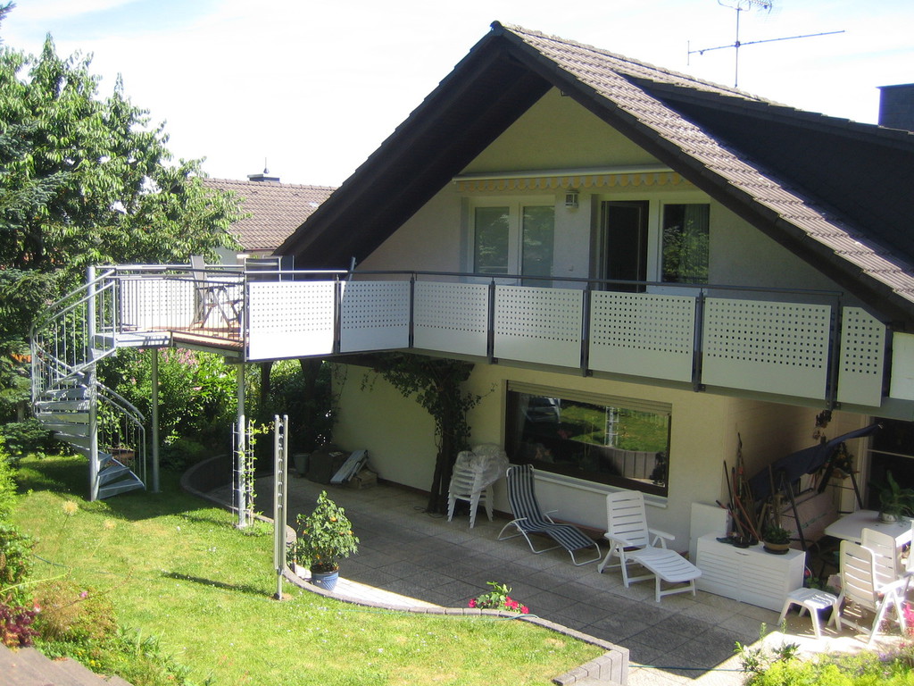 Stahl-Balkone und Treppen