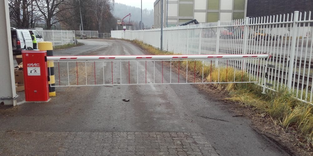 Montage einer Schrankenanlage