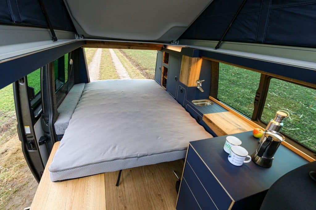 Stubn Komplettausbau – Innenbereich mit Bett