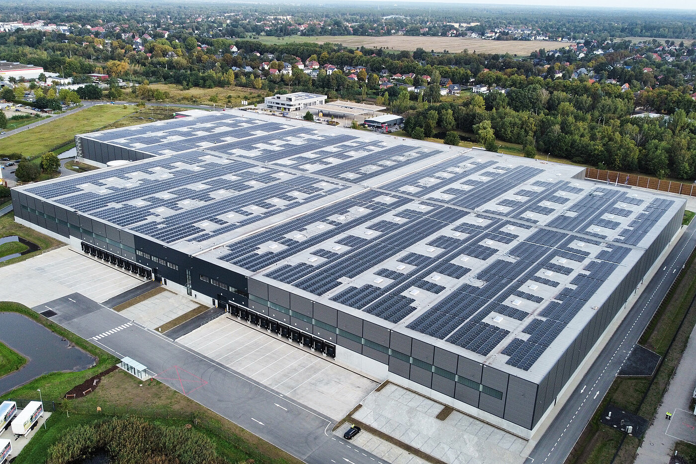 Logistikgebäude mit vollflächiger PV-Anlage