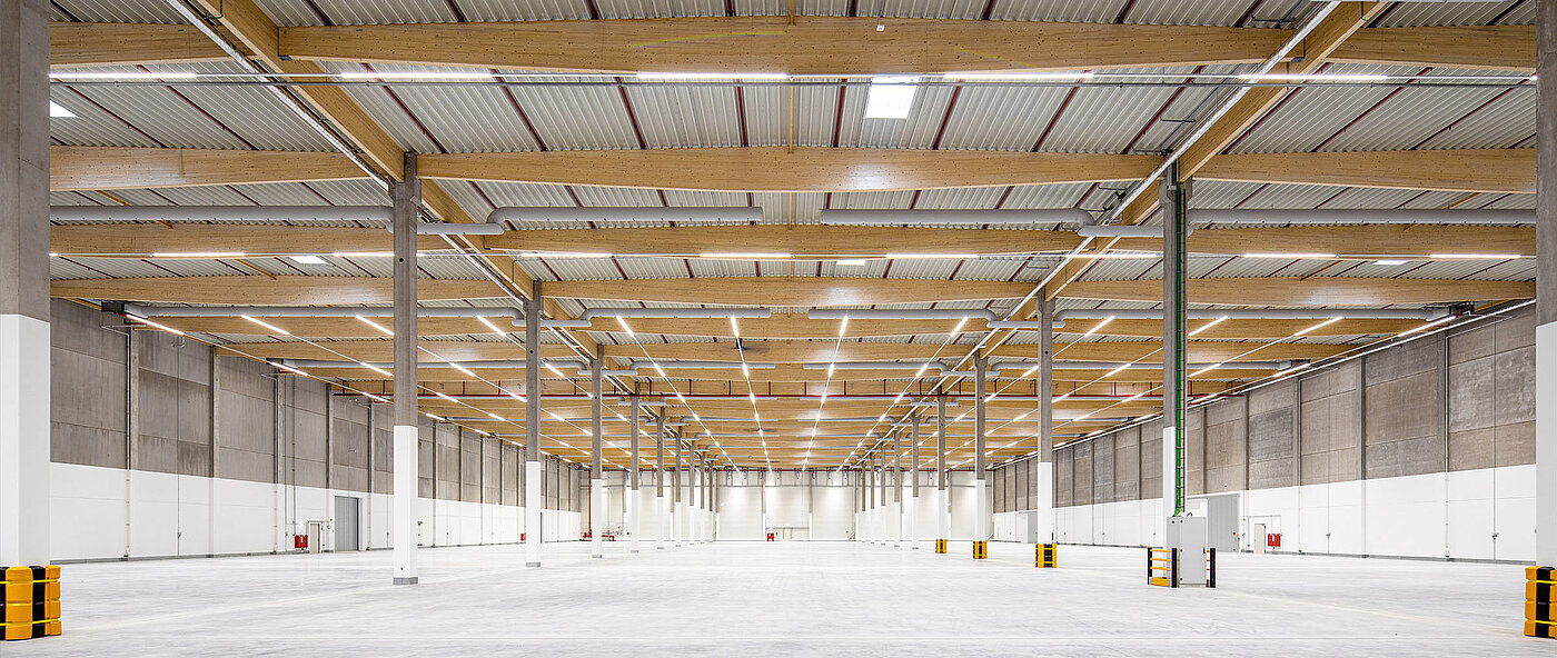 Innenansicht Lagerhalle mit Holztragwerk