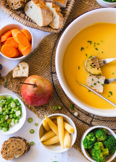 Veganes Käsefondue mit Gemüse und Brot