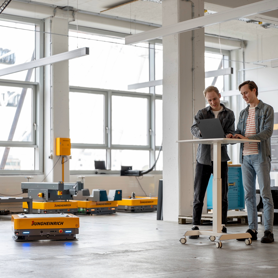 Ingenieure im Testbereich mit arculee S Robotern
