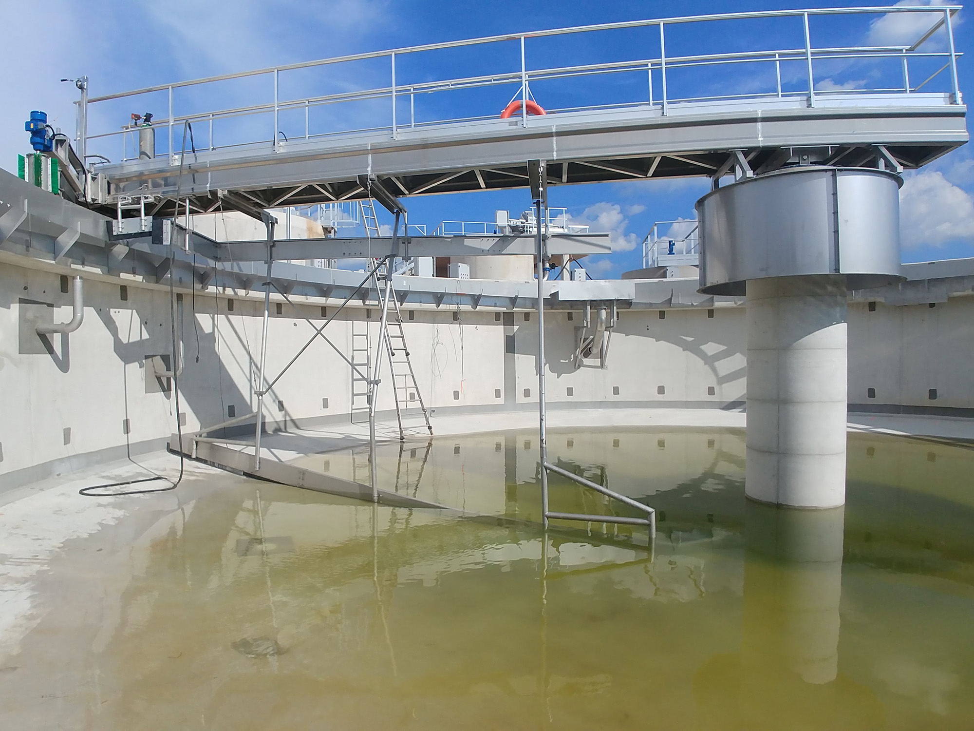 Räumerbrücke eines Klärbeckens