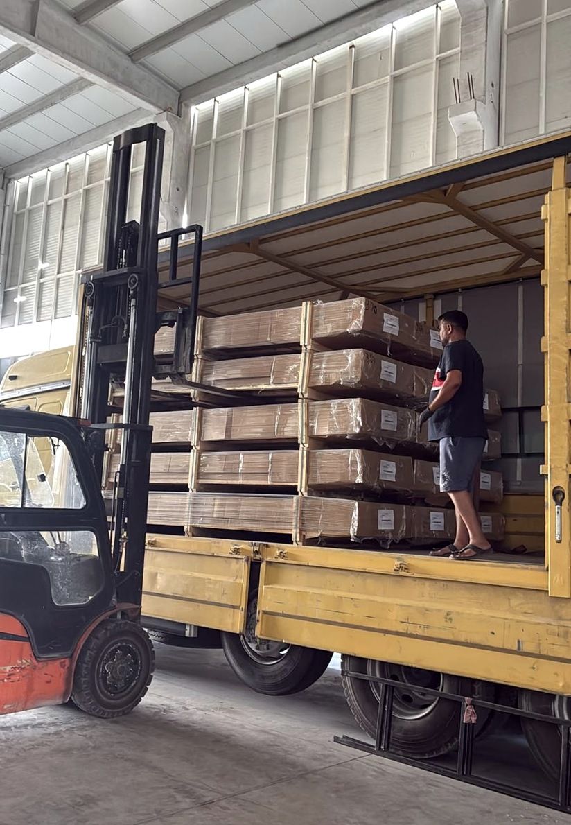 Verpackte Profilkisten beim Laden per Gabelstapler